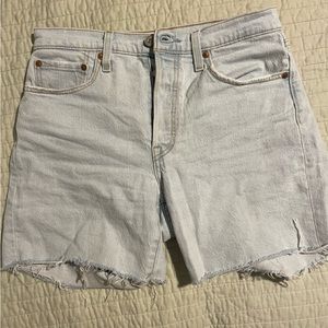 Levi’s 501 High Rise Mid Thigh short in Light Wash!